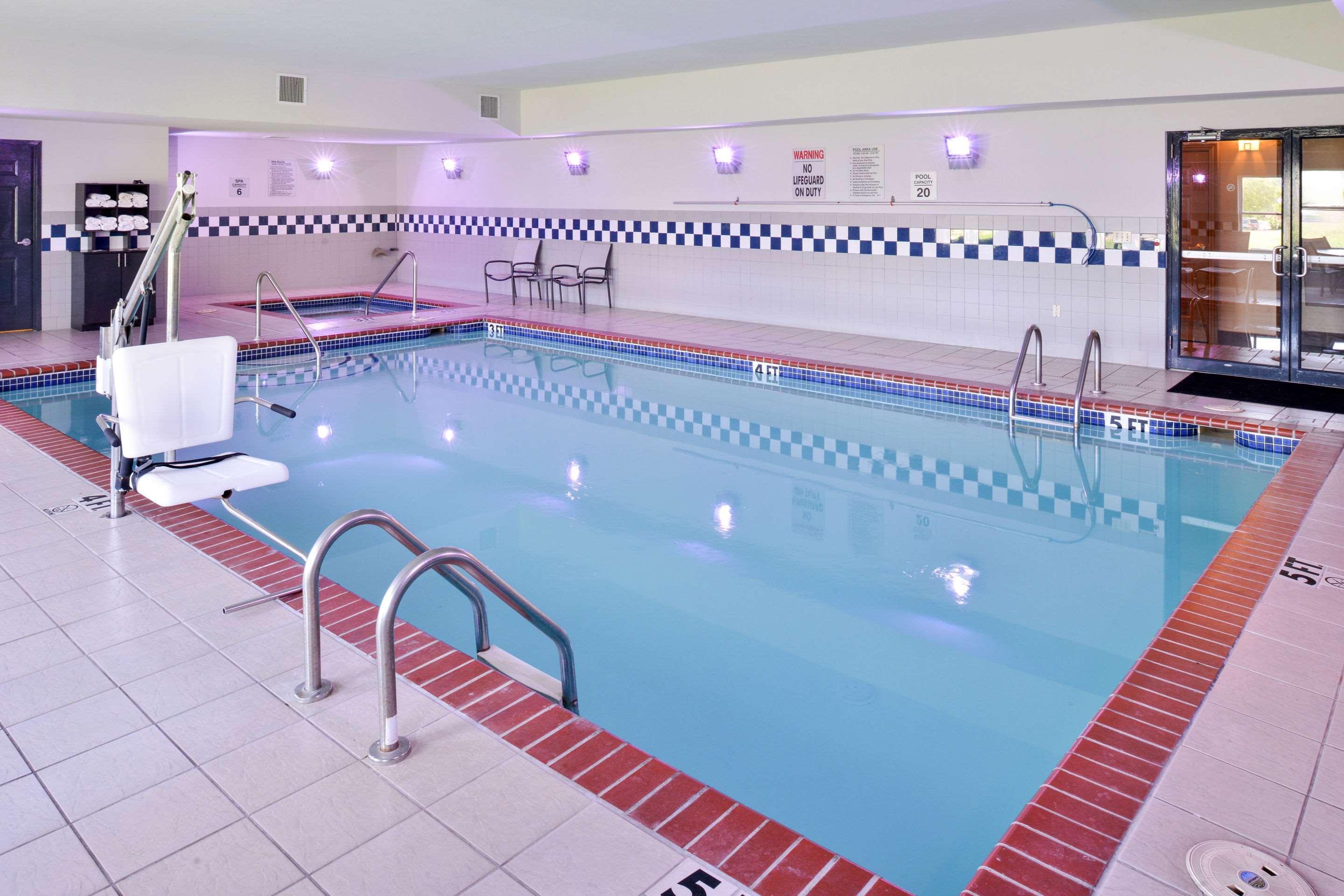 Comfort Inn & Suites Fayetteville-University Area Экстерьер фото