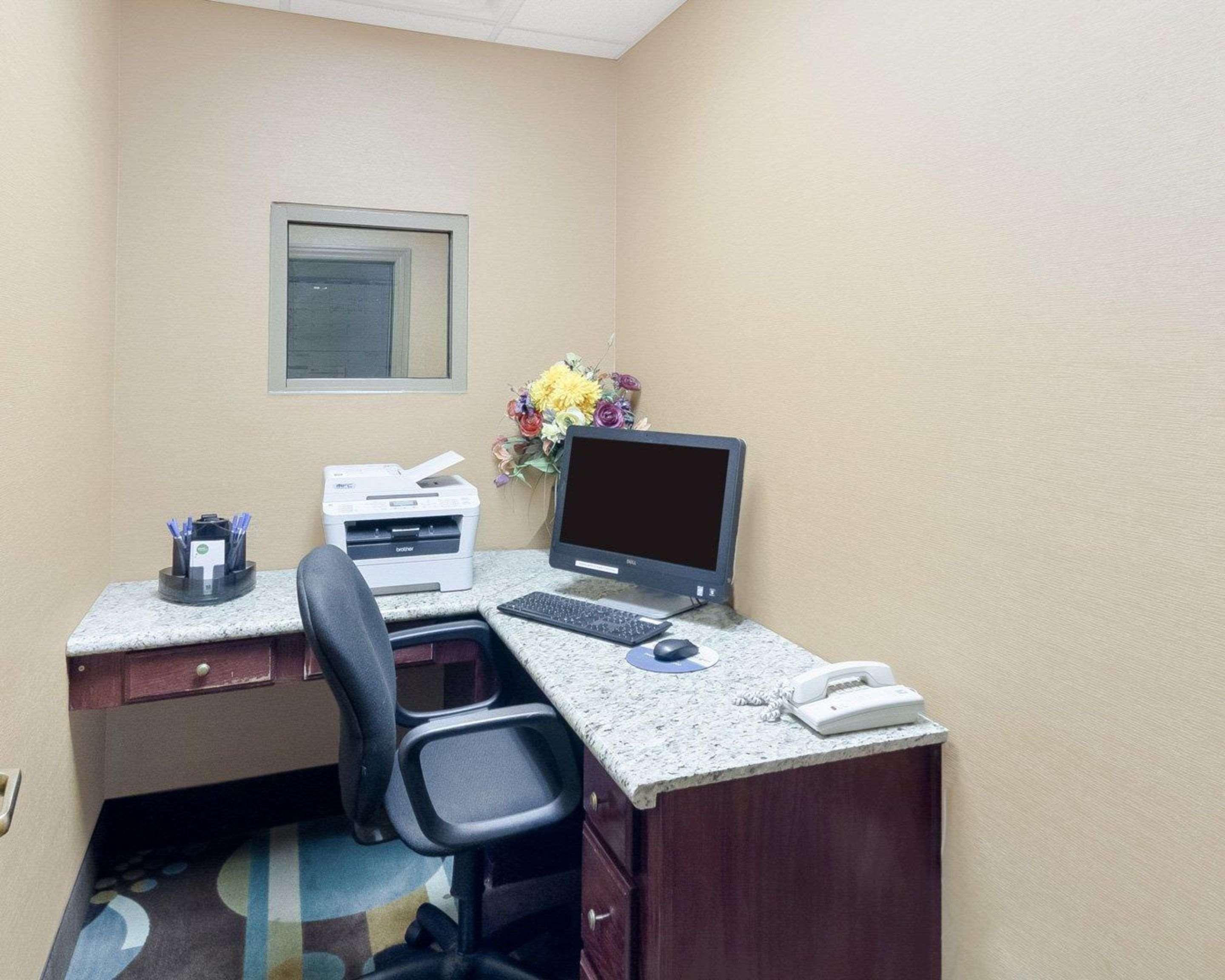 Comfort Inn & Suites Fayetteville-University Area Экстерьер фото