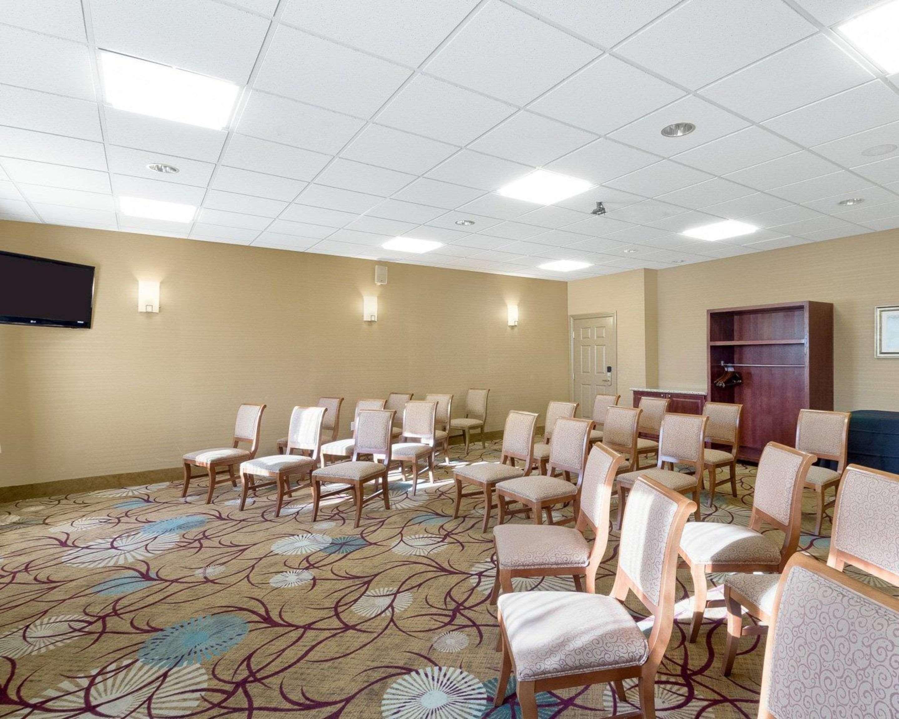 Comfort Inn & Suites Fayetteville-University Area Экстерьер фото
