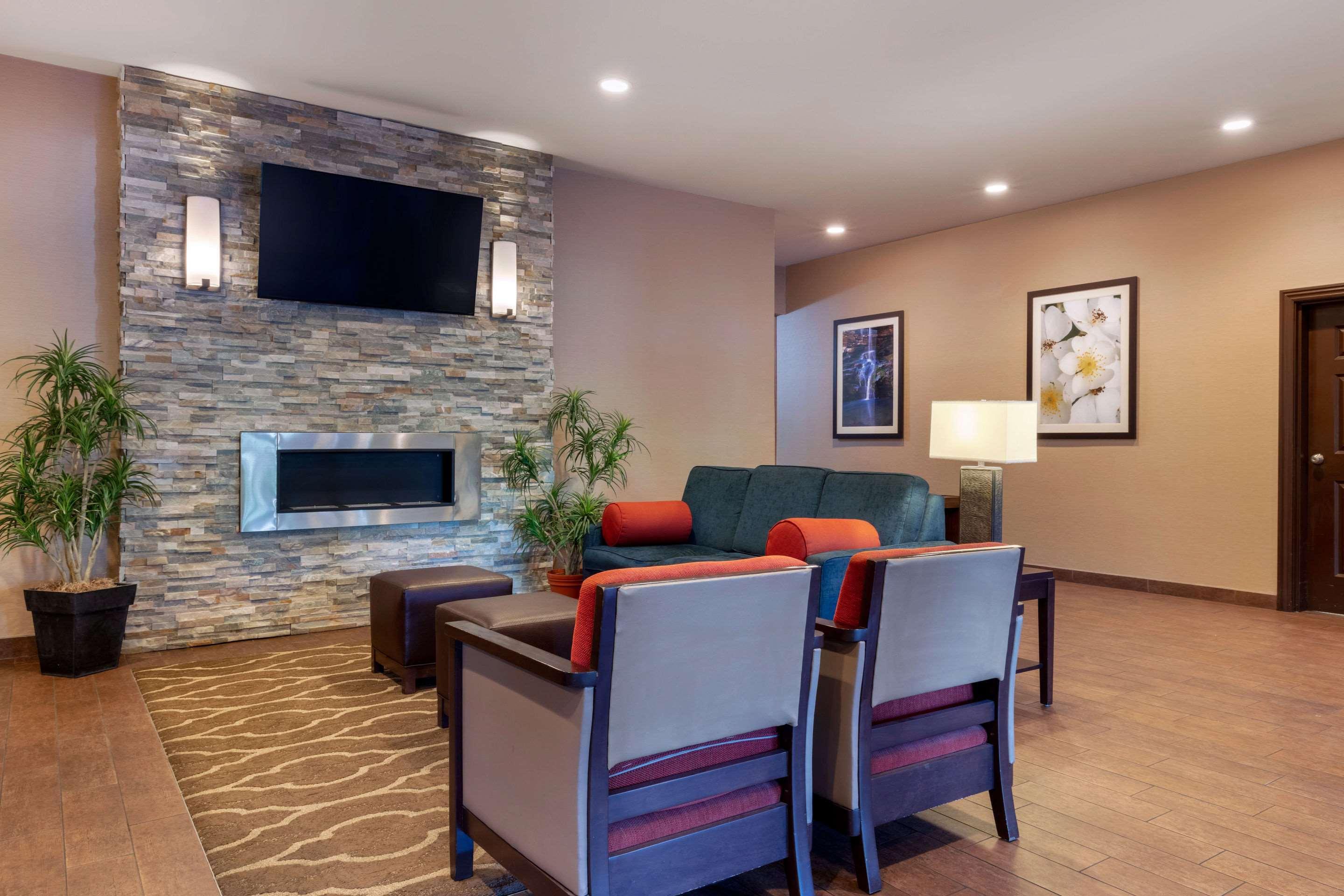 Comfort Inn & Suites Fayetteville-University Area Экстерьер фото