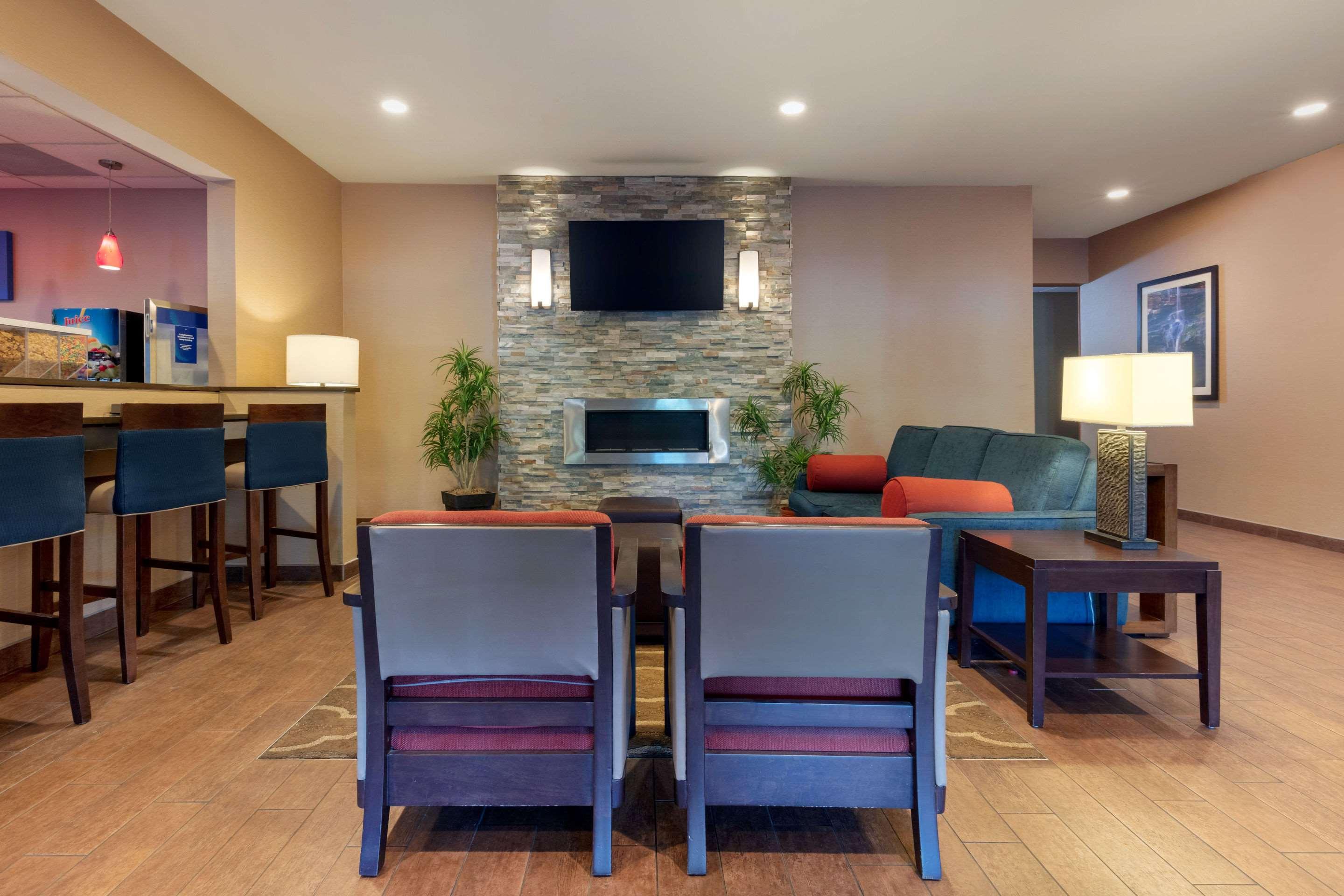 Comfort Inn & Suites Fayetteville-University Area Экстерьер фото