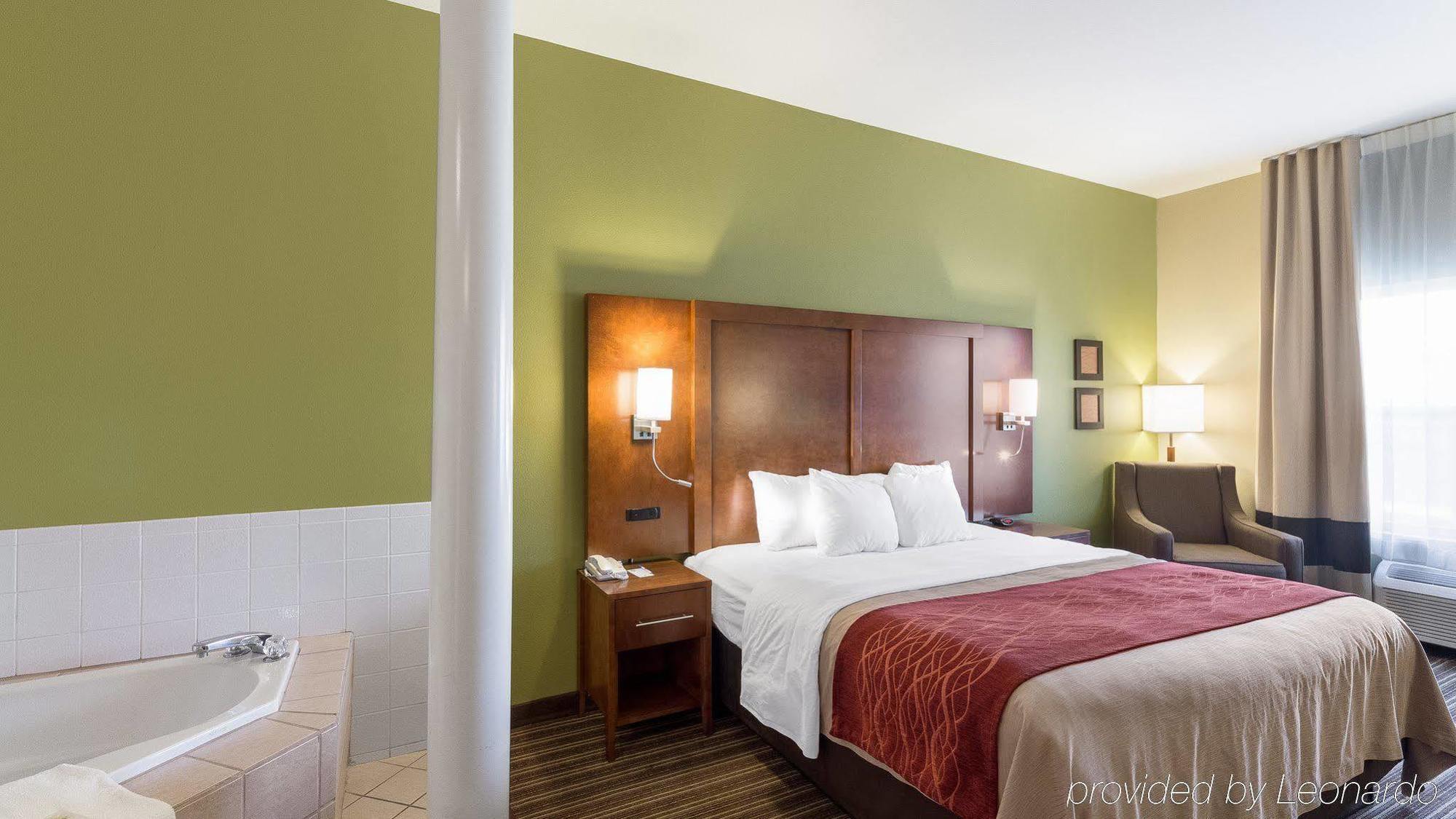 Comfort Inn & Suites Fayetteville-University Area Экстерьер фото